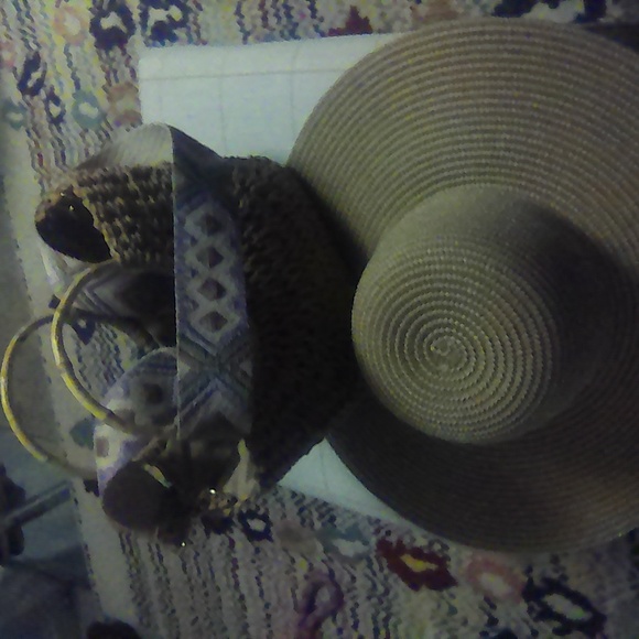 Beach hat with beach bag and cool strap to use for shoulder - Picture 3 of 3